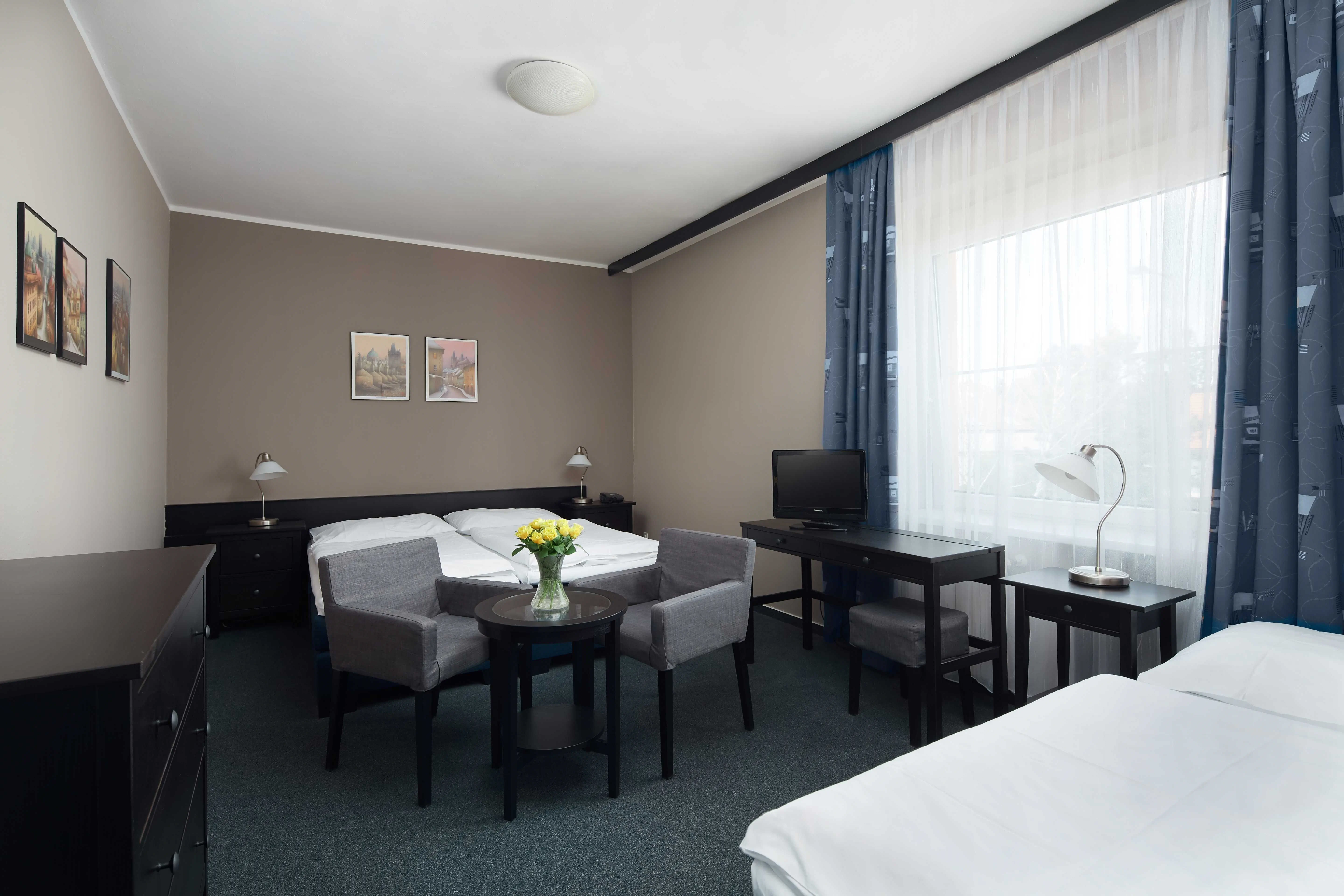 HOTEL TULIPÁN Průhonice - foto 1