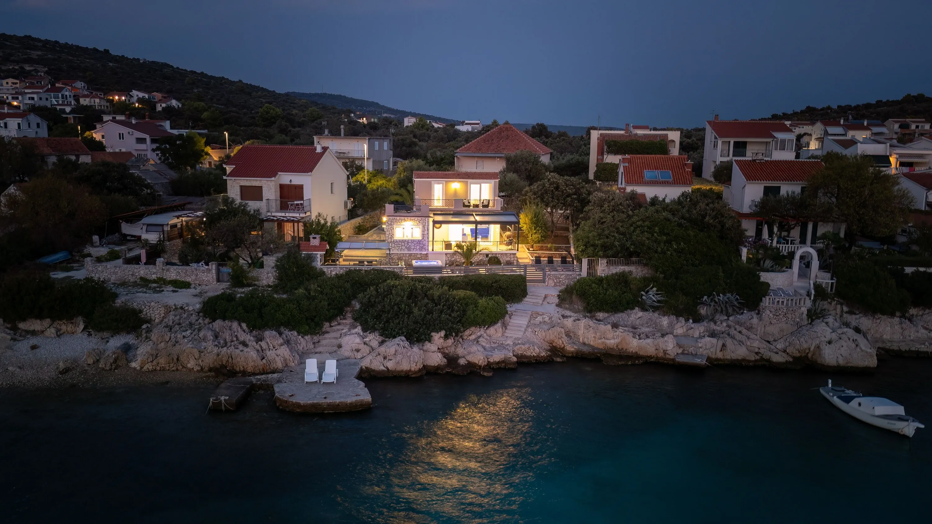 Beachfront Family-friendly House With Hot Tub Kanica, Rogoznica - 16304 Kanica – Kanica, Chorwacja