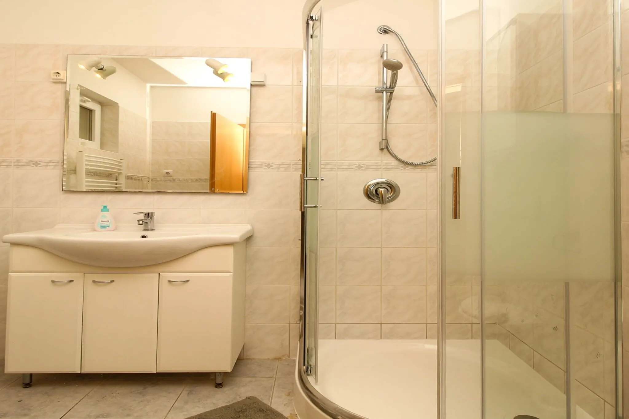 949 - Modern Apartman Balatonőszöd – Balatonőszöd, Ungaria