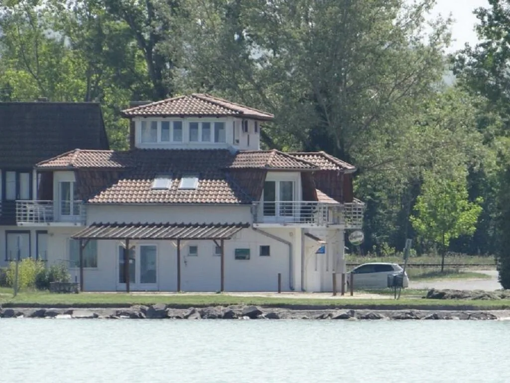 Beach Resident – Balatonszemes, Ungaria