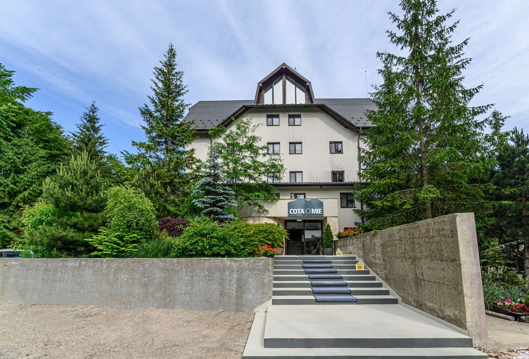 Complex Hotelier Cota O Mie Moroeni – Moroeni, România