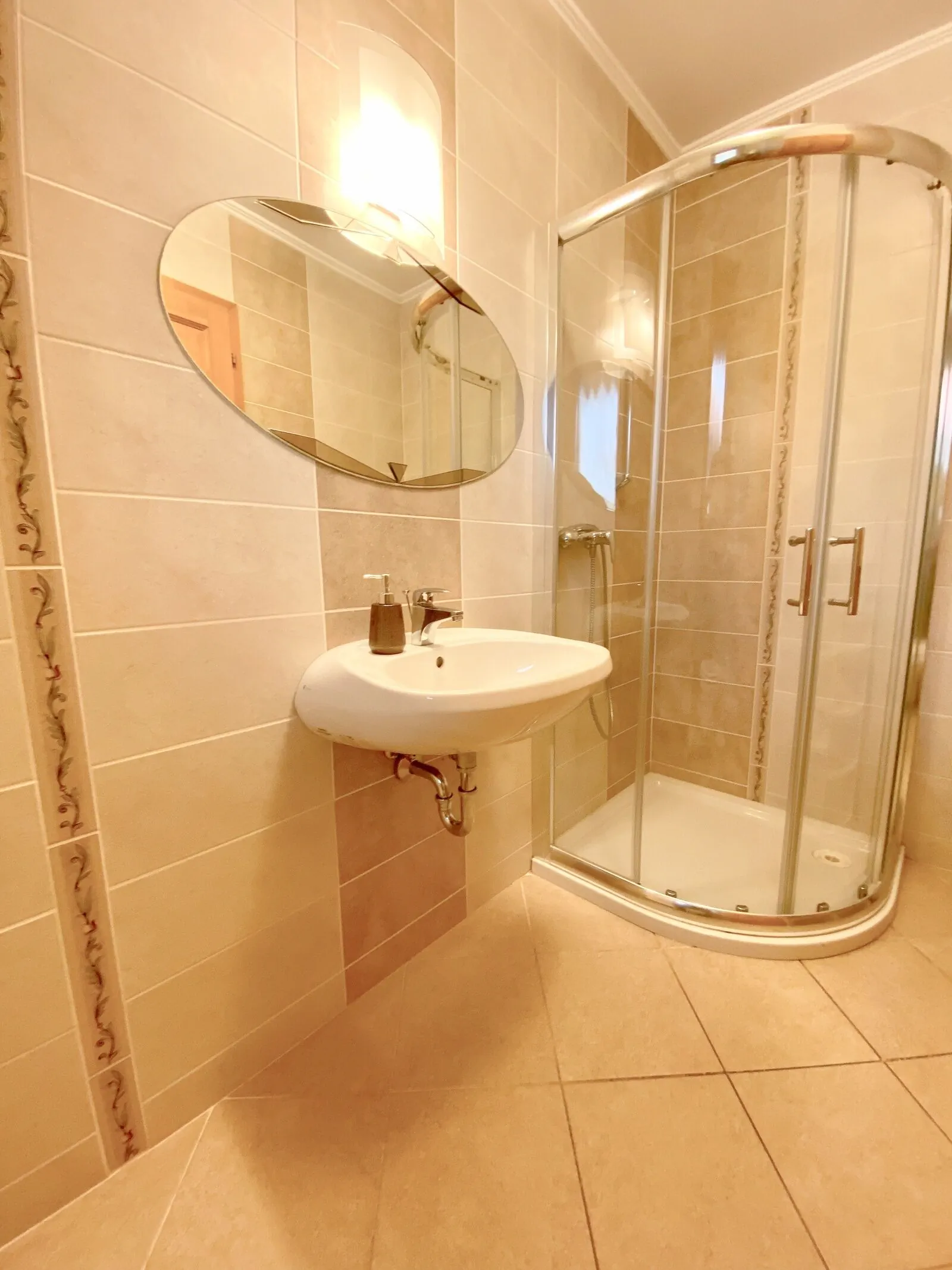 Hunor Napsugár Apartman Balatonlelle – Balatonlelle, Ungaria