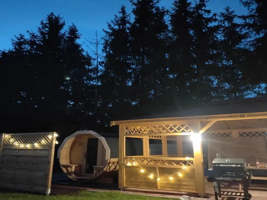 KALINOWY SAD DOMKI z JACUZZI i SAUNĄ MIKOŁAJKI  – Mikołajki, Polska