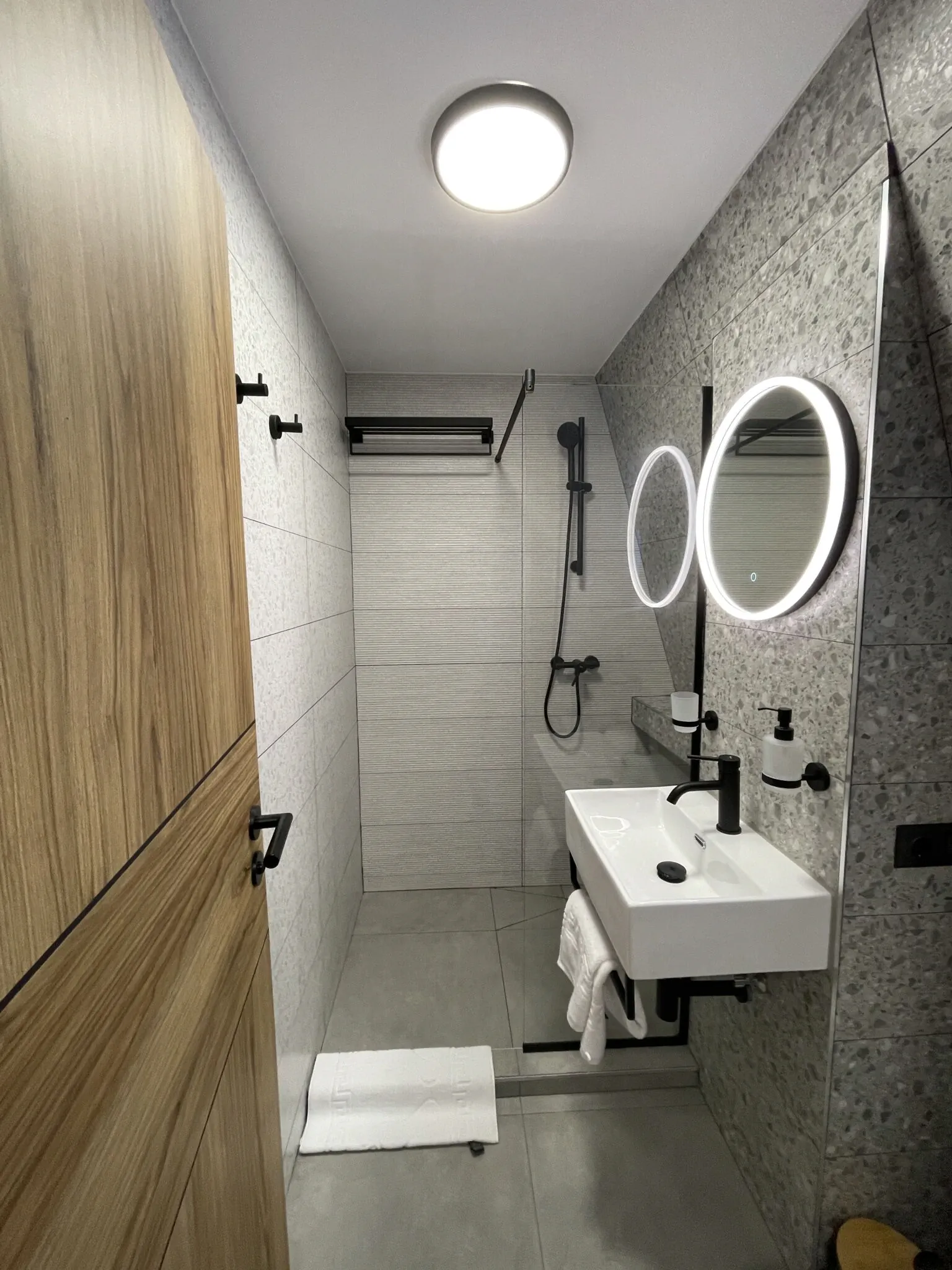 Tiny One cu Jacuzzi Lacu Roşu – Lacu Roşu, România