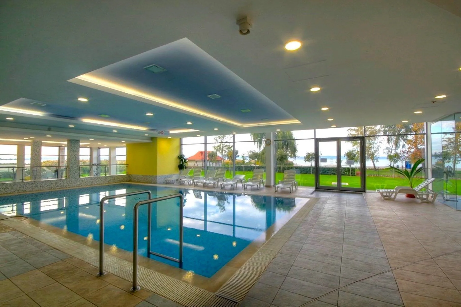 Club218 Red Wellness Apartman Siófok - foto 2