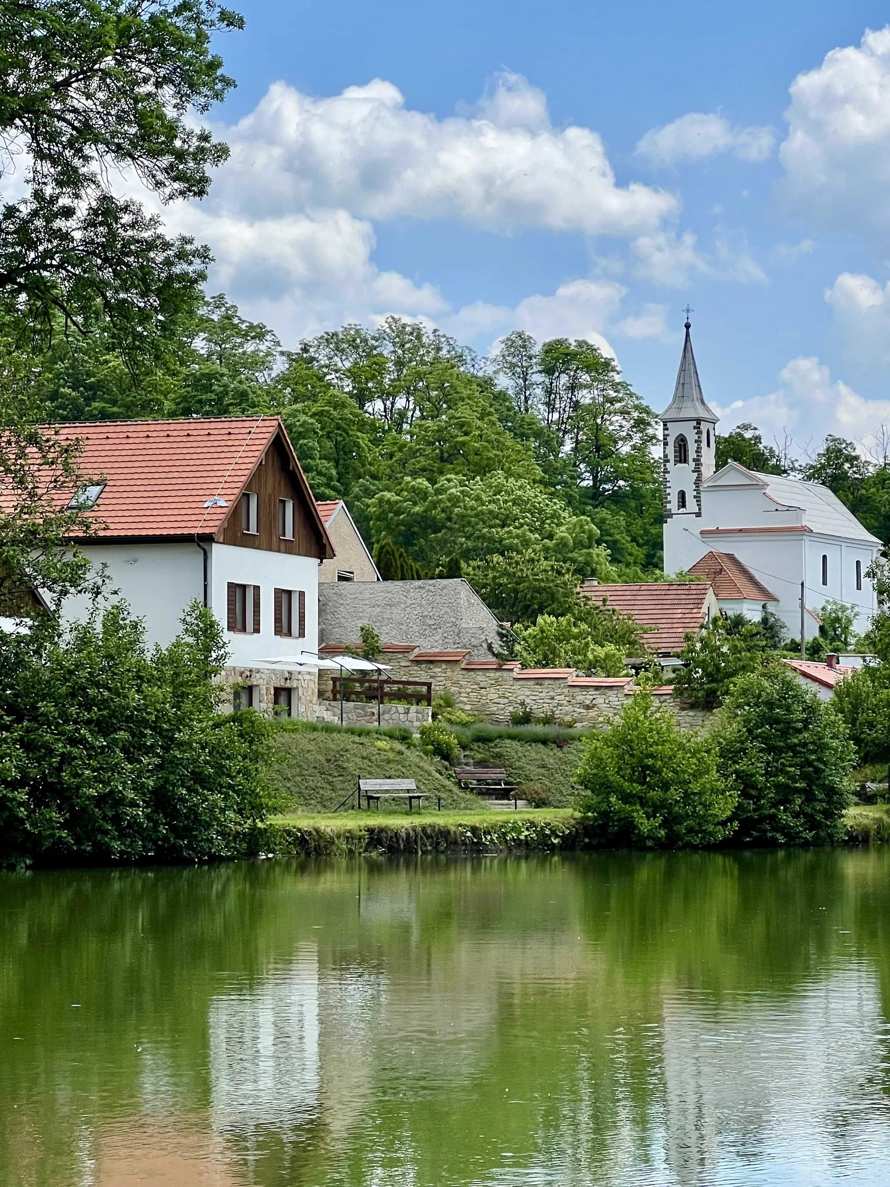 Chalupa nad rybníkem Straškov-Vodochody – Vodochody, Česká republika