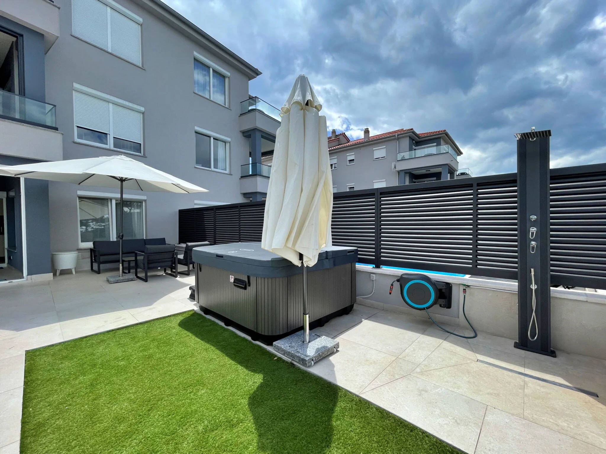SeaLuxe Apartment with Jacuzzi Šilo – Šilo, Croația
