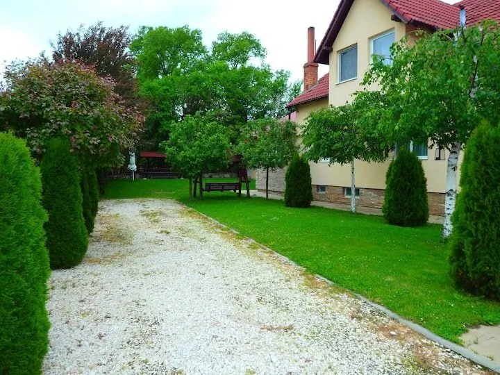 Pensiunea Casa Barkov Barcani - foto 1