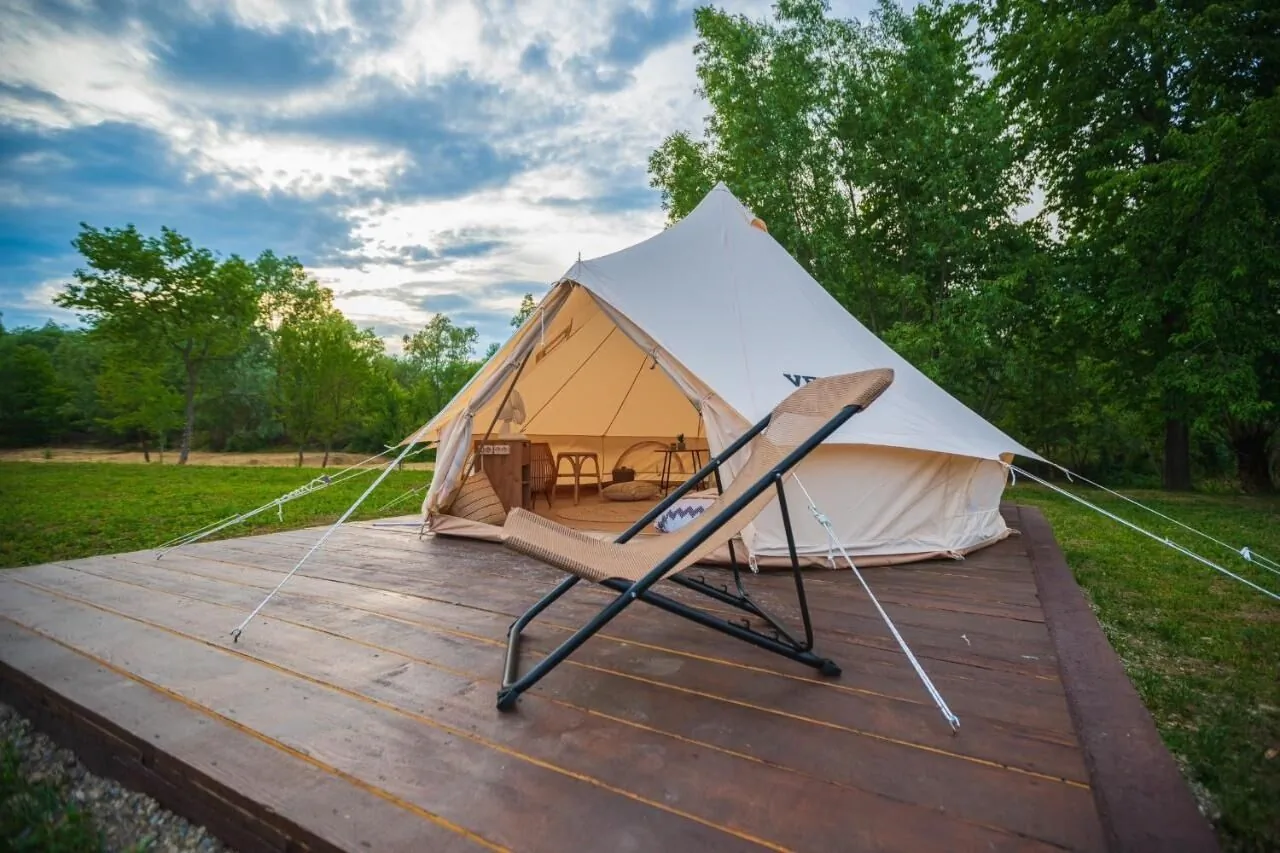 Glamping La Octav Târpeşti – Târpeşti, România