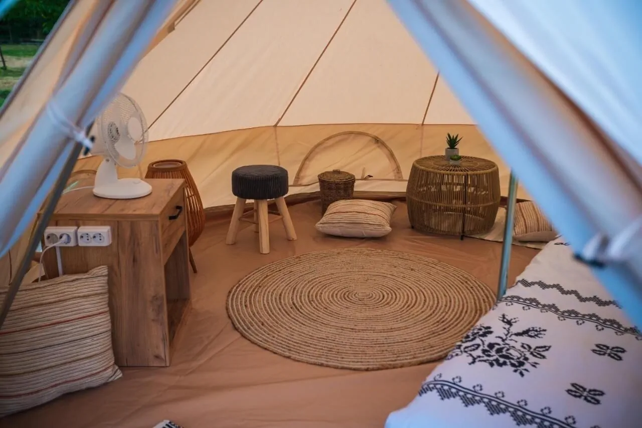 Glamping La Octav Târpeşti – Târpeşti, România