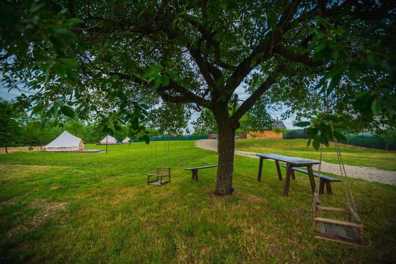 Glamping La Octav Târpeşti – Târpeşti, România