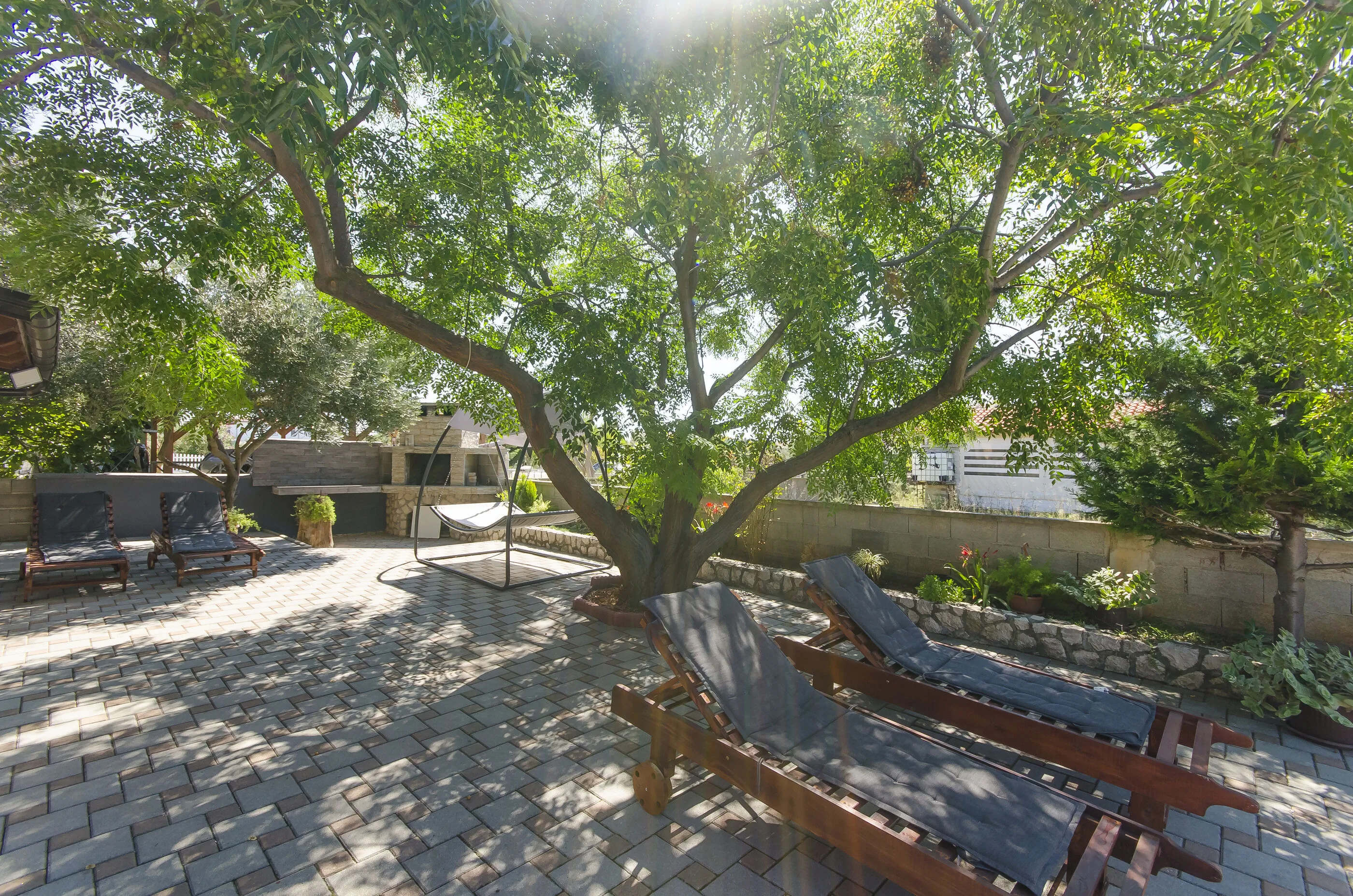 Apartments Lovely Courtyard Vir – Vir, Croația
