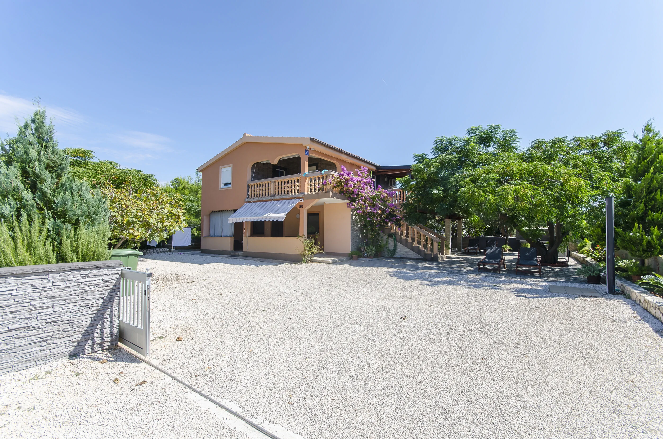 Apartments Lovely Courtyard Vir – Vir, Croația