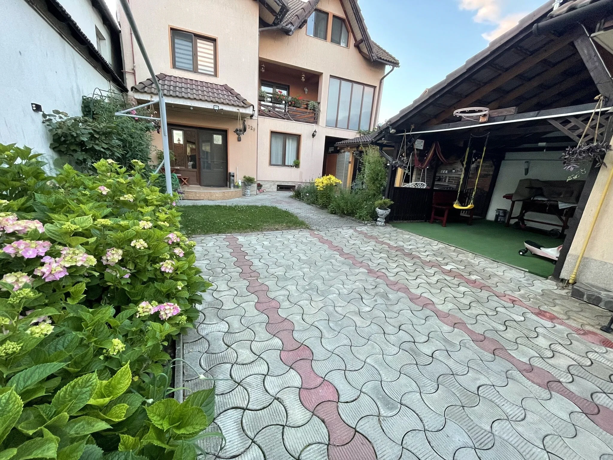 Casă Nicoladis Zărnești – Zărnești, România