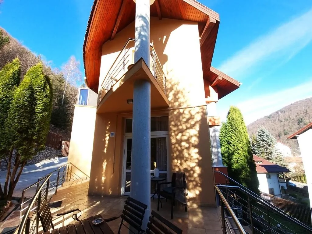 Marble Villa: Luxury Estate - Central but Intimate Sinaia – Sinaia, România