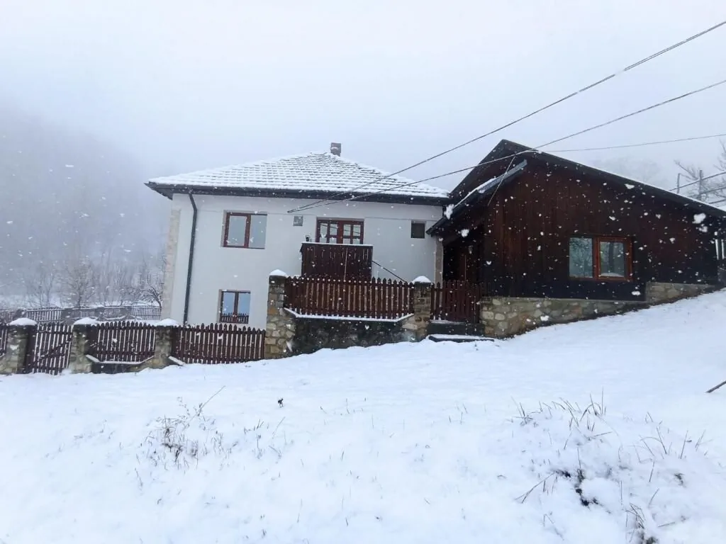 Casuță de sub munte Lopătari – Lopătari, România