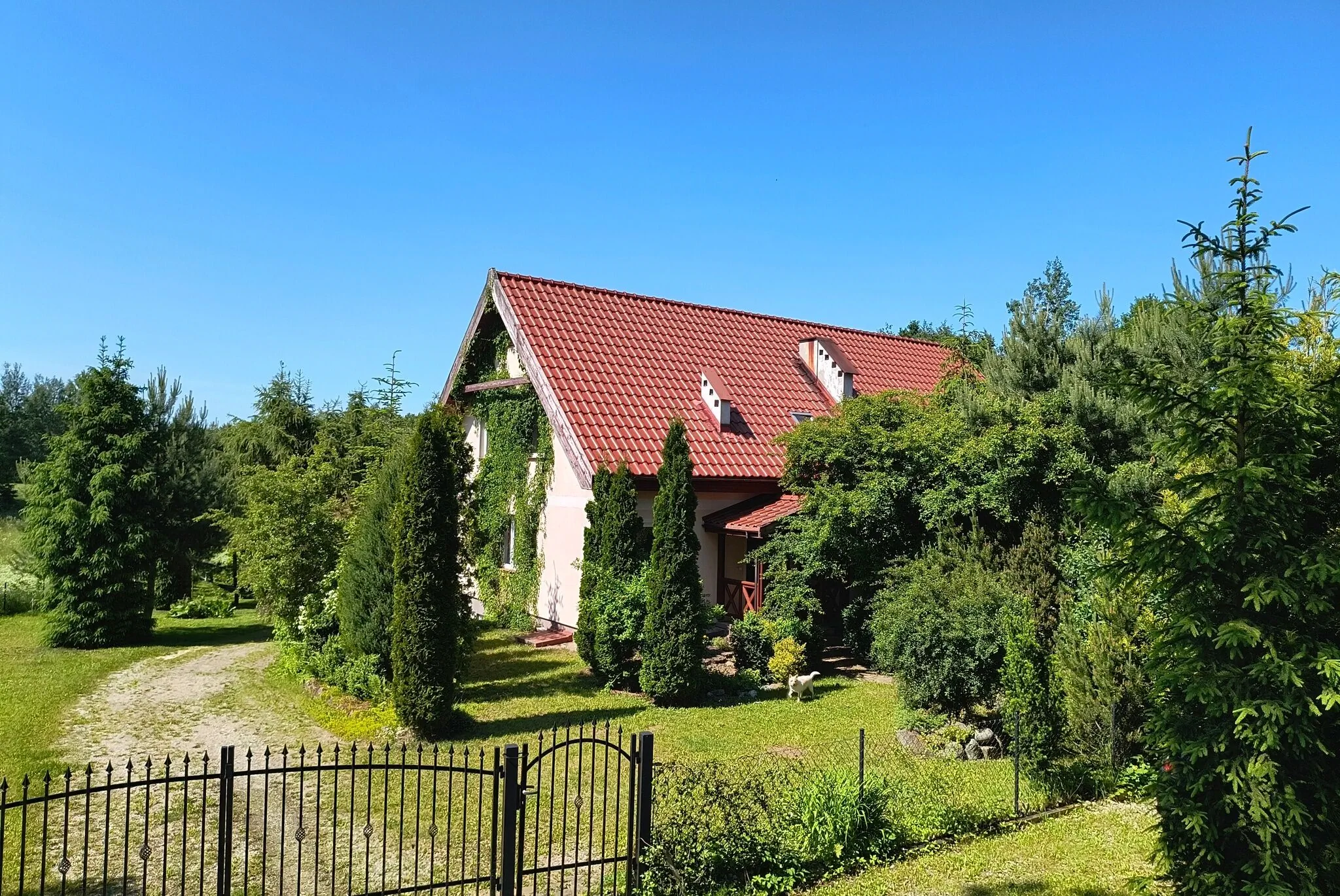 Dom z ogrodem na Mazurach – Surmówka, Polska