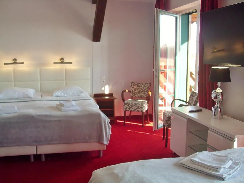 Apartament rodzinny 4-osobowy z balkonem z panoramicznym widokiem komfortowa Mazurska Chata Mikołajki – Mikołajki, Polonia