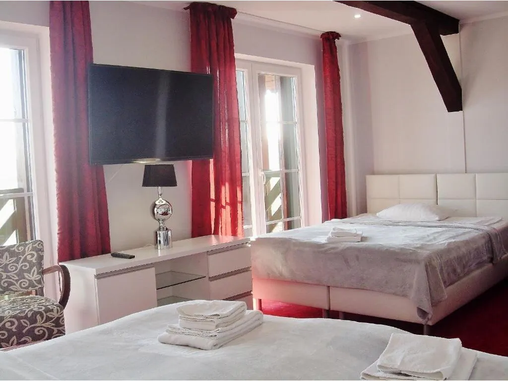 Apartament rodzinny 4-osobowy z balkonem z panoramicznym widokiem komfortowa Mazurska Chata Mikołajki – Mikołajki, Polonia