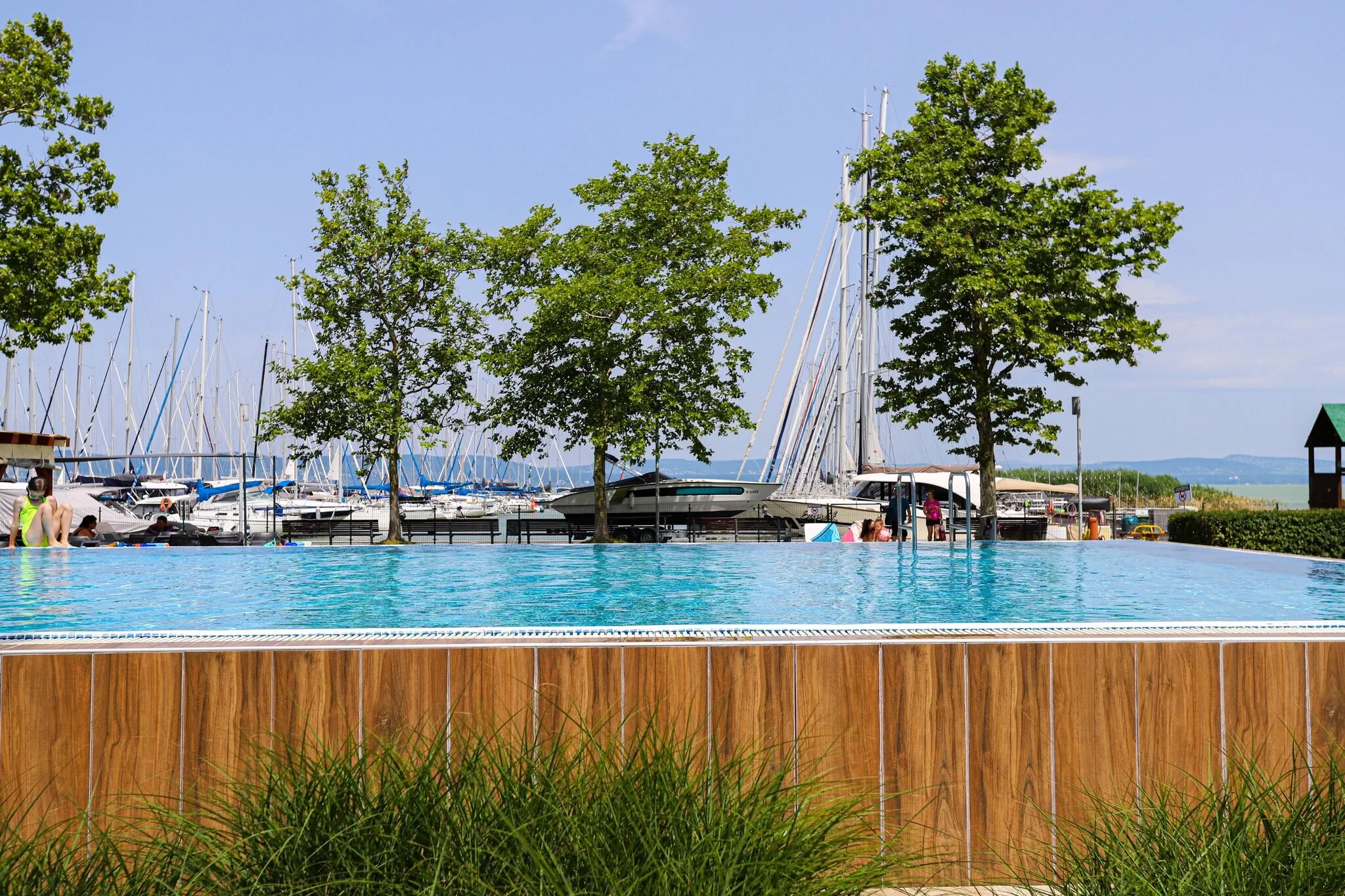 BL Lakeview with Pool Vízparti Medencés Apartman Balatonlelle – Balatonlelle, Ungaria