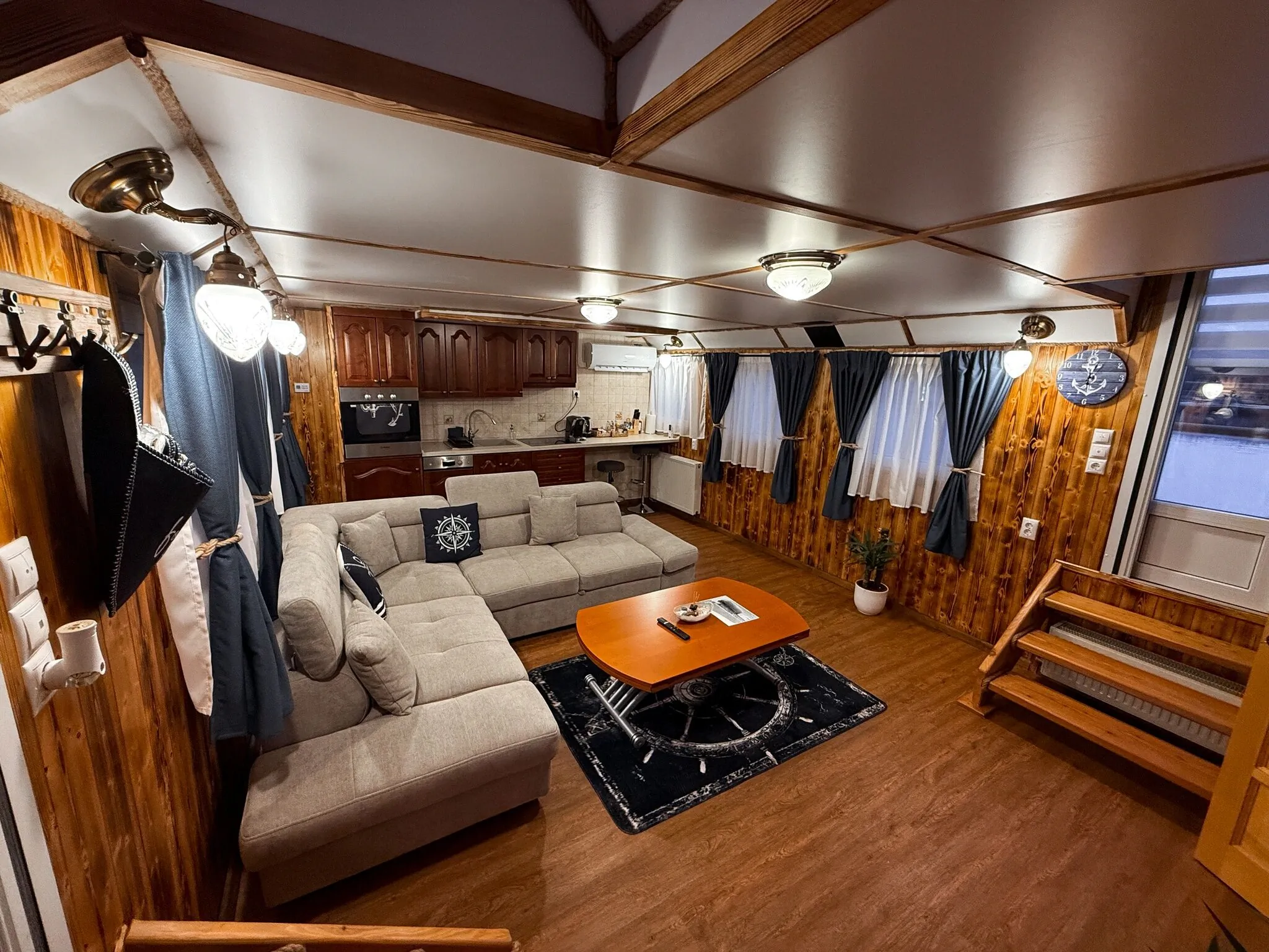 DunaLuxe Apartmanhajó Szob – Szob, Maďarsko