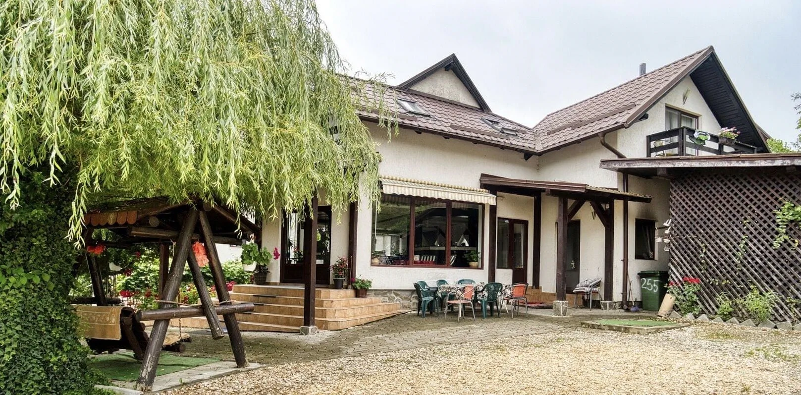 Casa Preto e Branco Moieciu de Jos – Moieciu de Jos, Rumunia