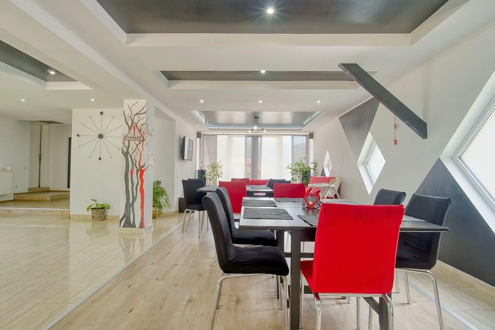 Casa Preto e Branco Moieciu de Jos – Moieciu de Jos, Rumunia