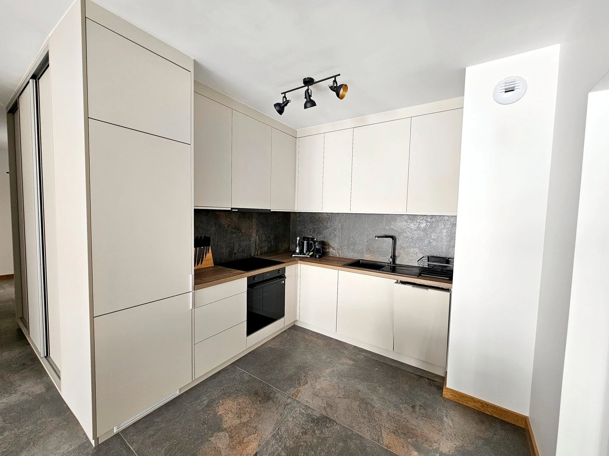Coastline Residence – Designer Seaside Apartment with Pool, 2-Minute Walk to the Beach – Łukęcin, Polonia