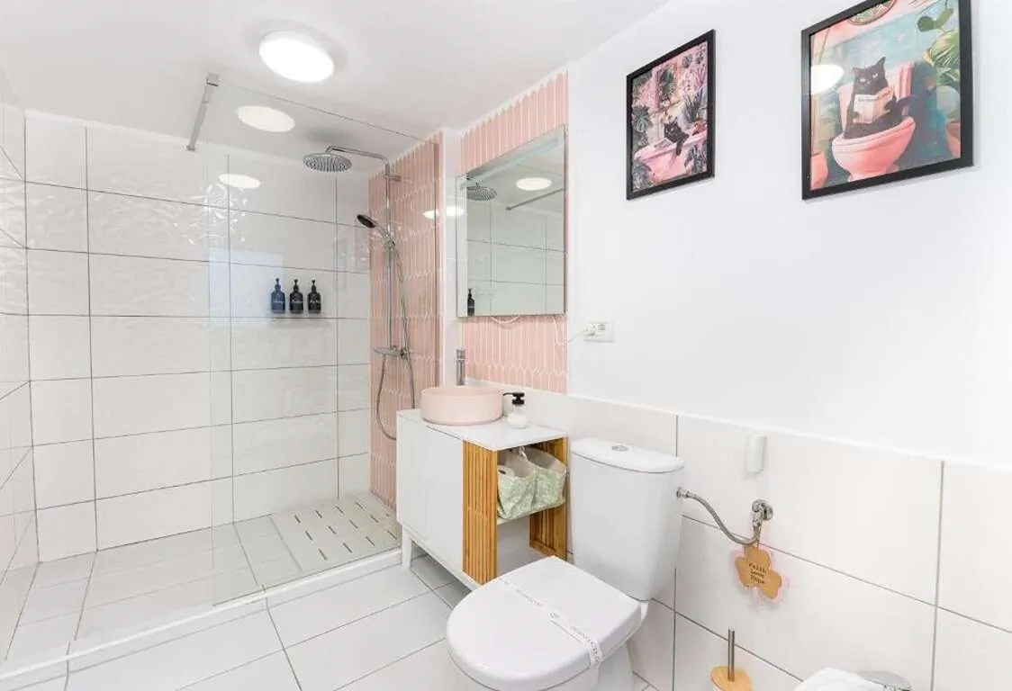 The Bucket - Rose Old Town House with Jacuzzi & Mountain View Brașov – Brașov, România