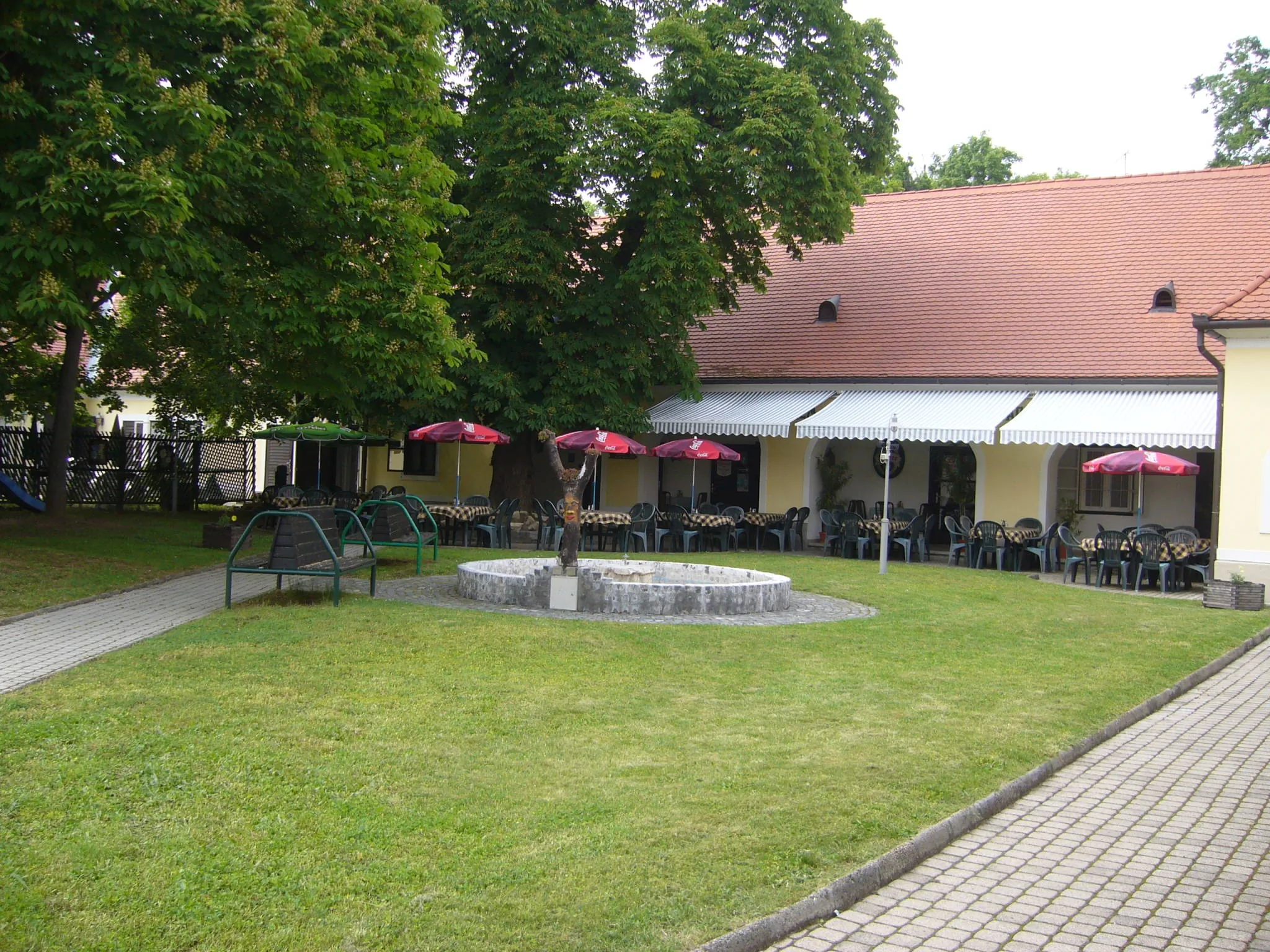 Párizsi Udvar Panzió és Étterem Keszthely – Keszthely, Ungaria