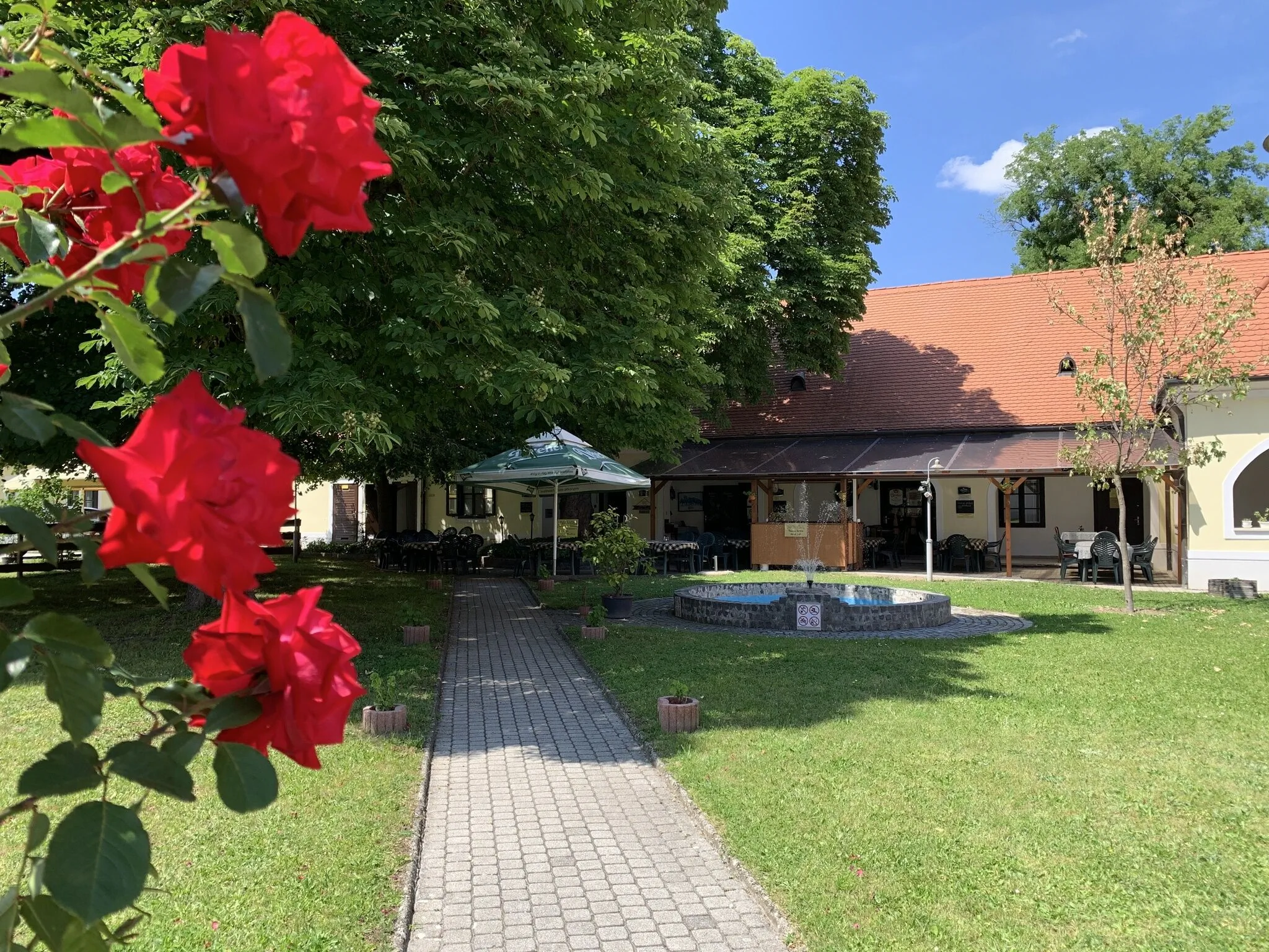 Párizsi Udvar Panzió és Étterem Keszthely – Keszthely, Ungaria