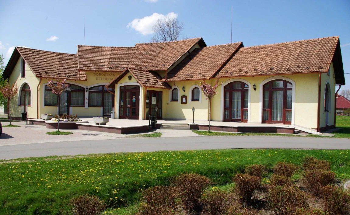 Borostyán Étterem és Ifjúsági Szálláshely Forráskút - foto 2