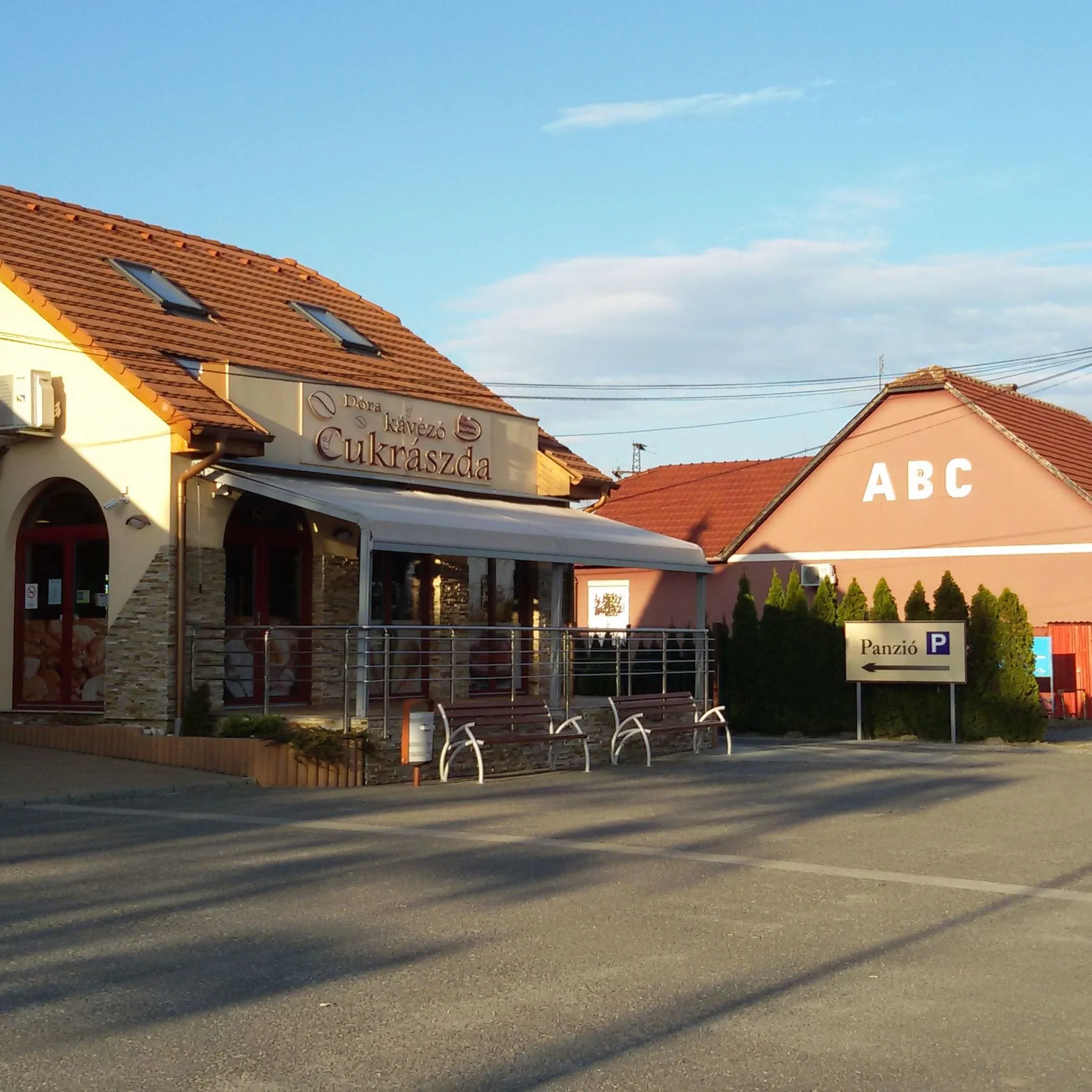 Dóra Kávézó és Panzió Bócsa – Bócsa, Ungaria