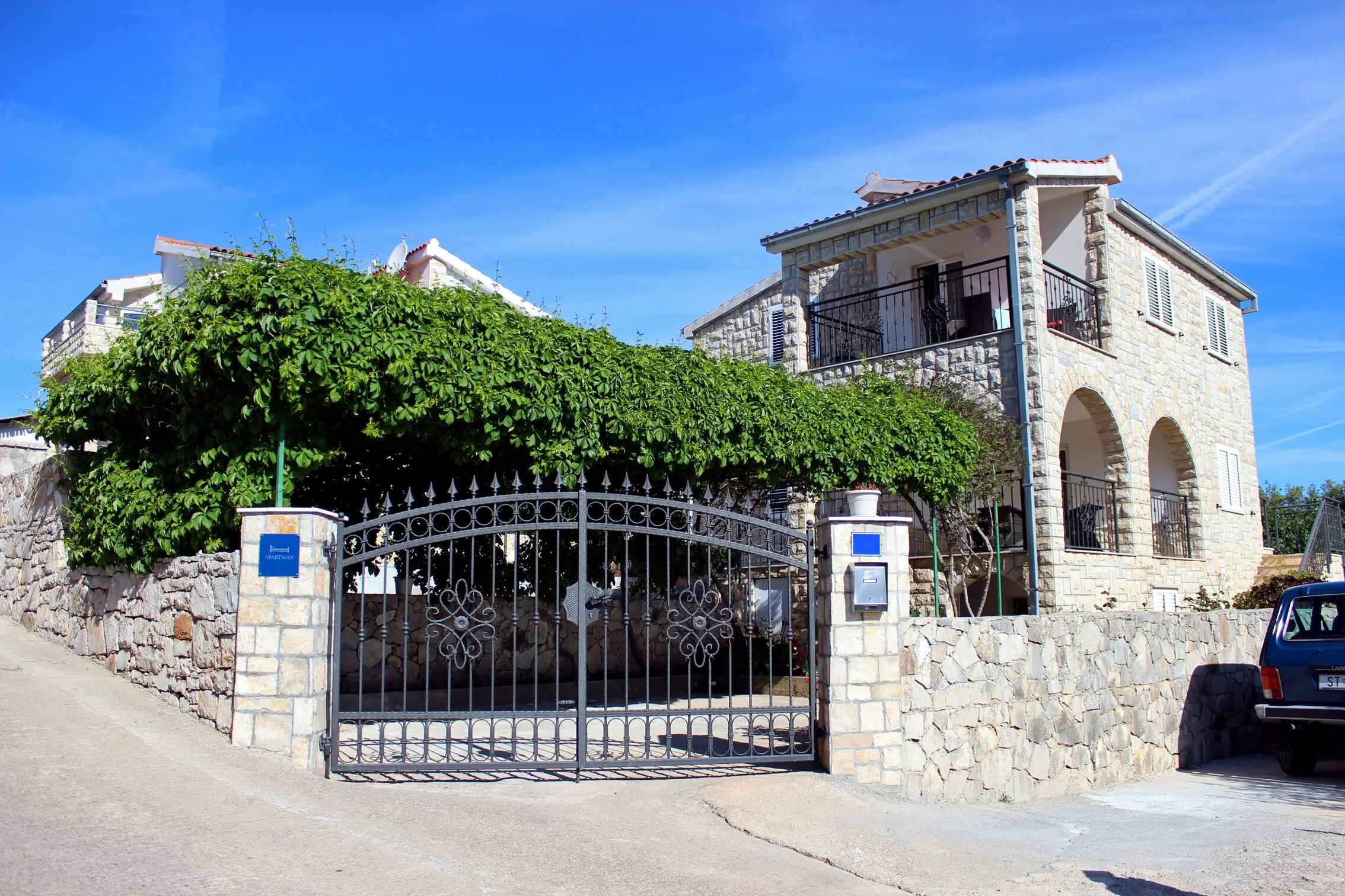 Family-friendly Apartments With Swimming Pool Rogač, Šolta - 5183 Rogač – Rogač, Croația