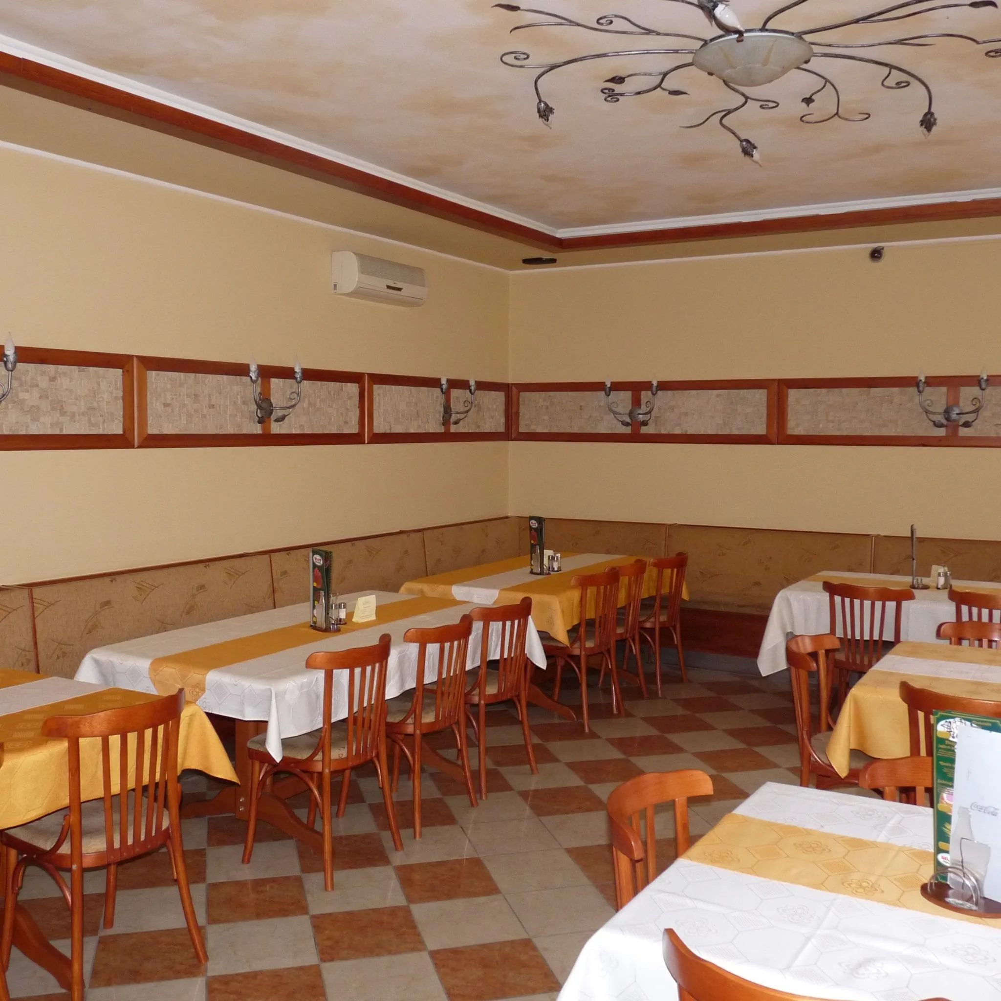 Família Pizzéria és Szálláshely Paks - foto 6