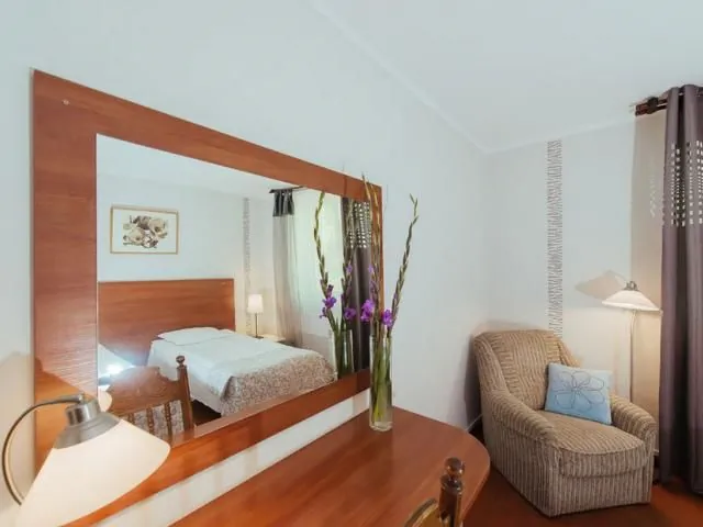 Hotel pod Sosnami** Osieck – Osieck, Polska